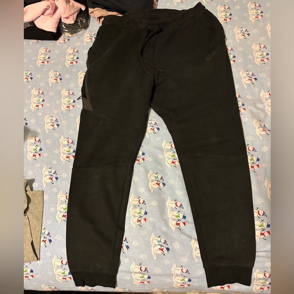 2 pairs women’s Nike tech, fleece size, large, navy and black gently used - Picture 6 of 7